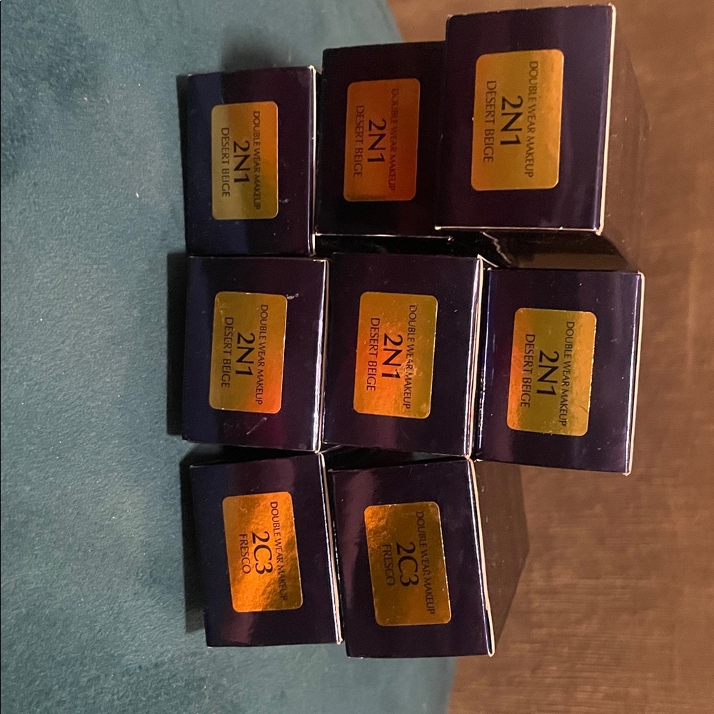 Estée Lauder Double Wear Foundation - Navy & Gold Box - Picture 3 of 5